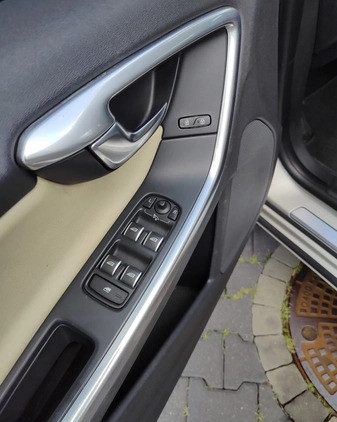 Volvo S60 cena 62900 przebieg: 141000, rok produkcji 2017 z Warszawa małe 232